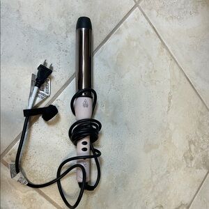 Lange Blush Curling Iron with Black Details